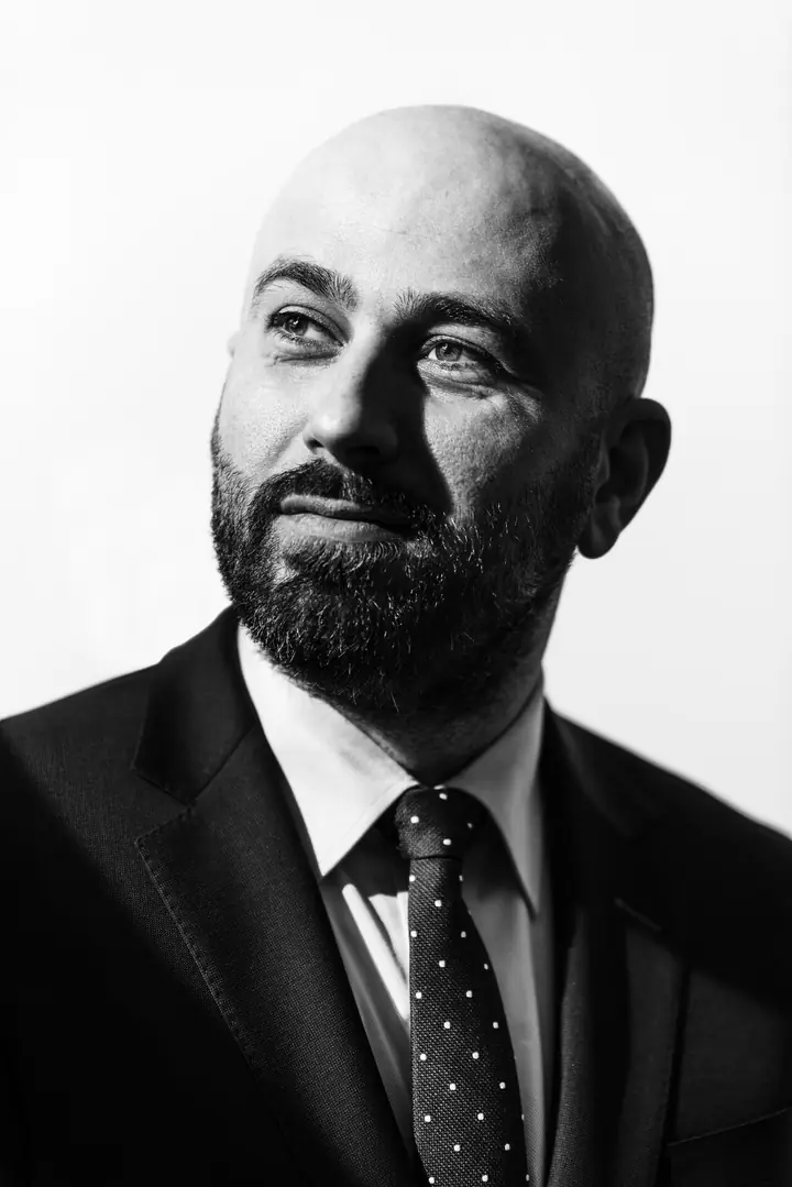 Portret van Ahmet Eraslan in zwart-wit
